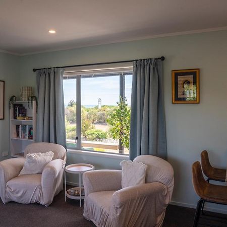 Beach Front Wine Makers Cottage Te Awanga Bagian luar foto