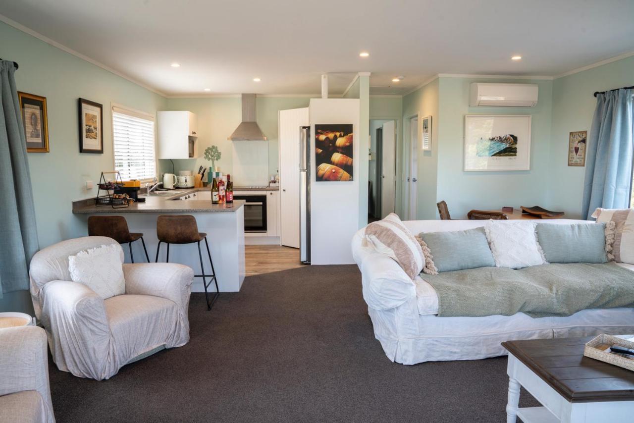 Beach Front Wine Makers Cottage Te Awanga Bagian luar foto